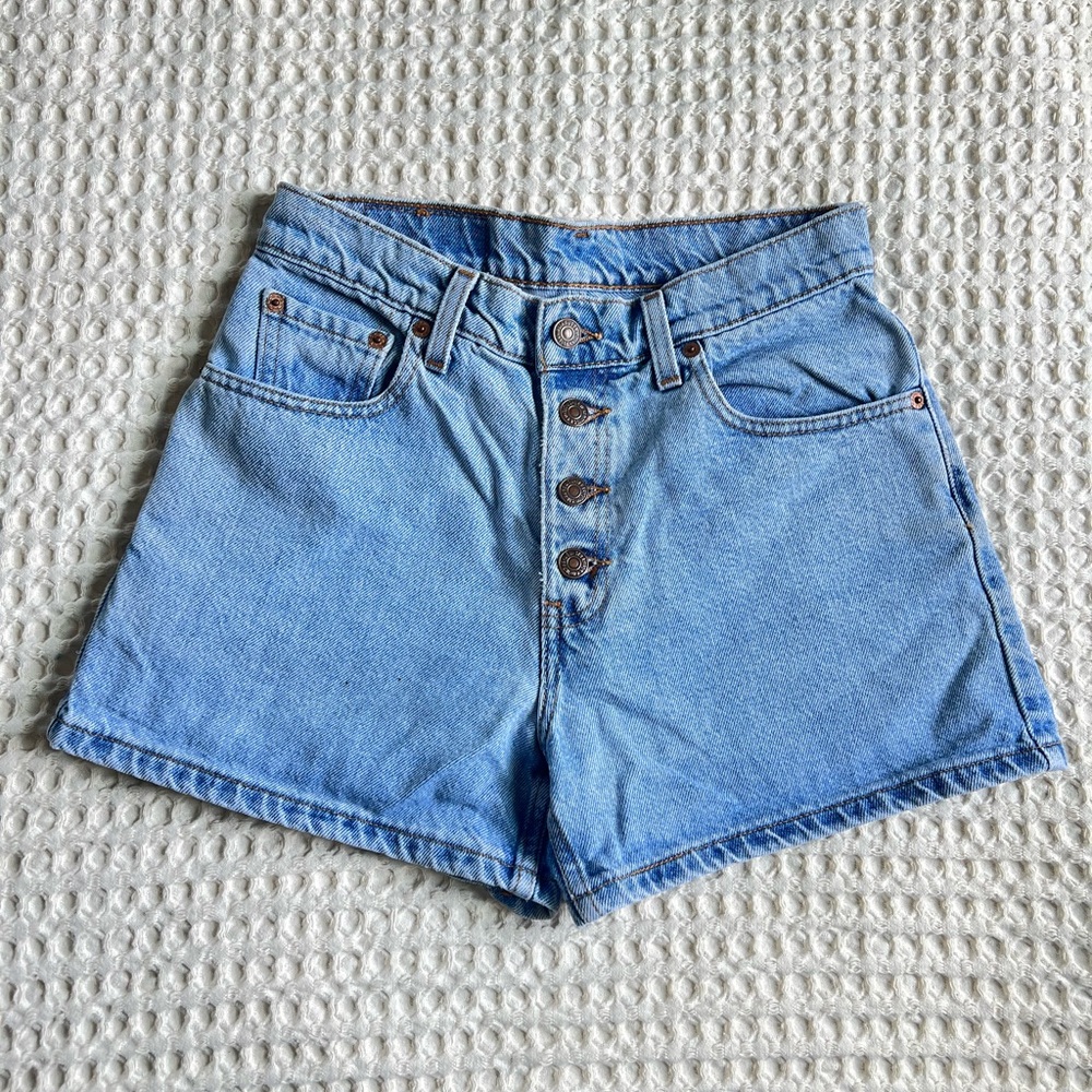 90’s Vintage Levi’s Denim Shorts